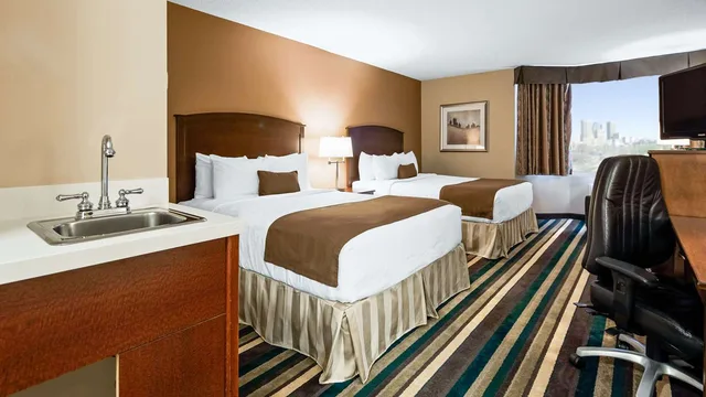 غرفة بسريرين كوين يُسمح فيها بالحيوانات الأليفة، Best Western Plus Winnipeg Airport Hotel 1/3