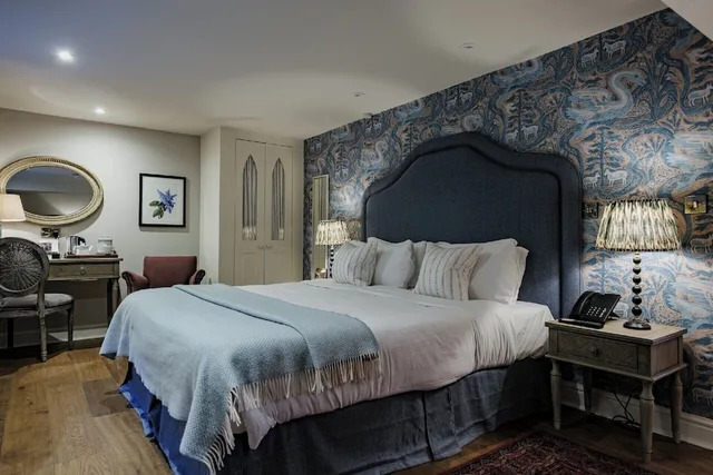 Classic, Twin Beds, Accessible, The Manor House 2/5