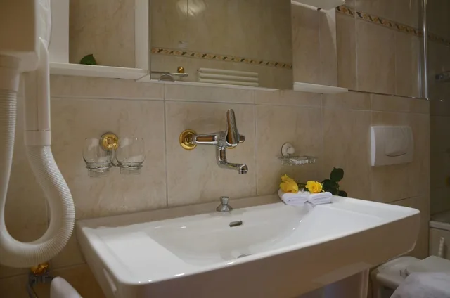 غرفة عائلية بسريرين منفصلين وسرير بطابقين، Hotel Eigerblick 5/5