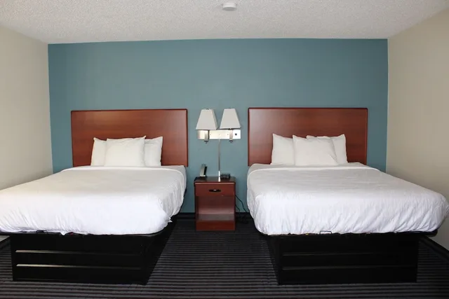 جناح بسريرين كوين، Reston Inn & Suites 6/10