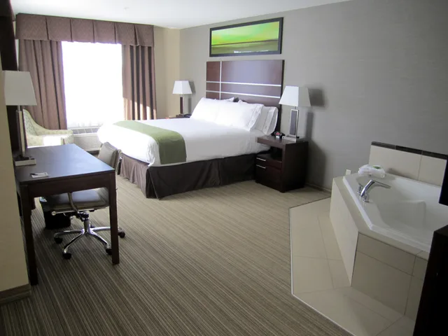 Suite, King Bed, HOLIDAY INN EXPRESS GOLDEN KICKING HORSE 4/4
