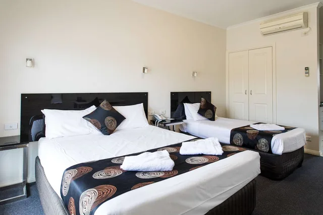 غرفة ديلوكس بسرير كوين وسرير فردي بمطبخ صغير، Best Western Mill Park Motel 2/8