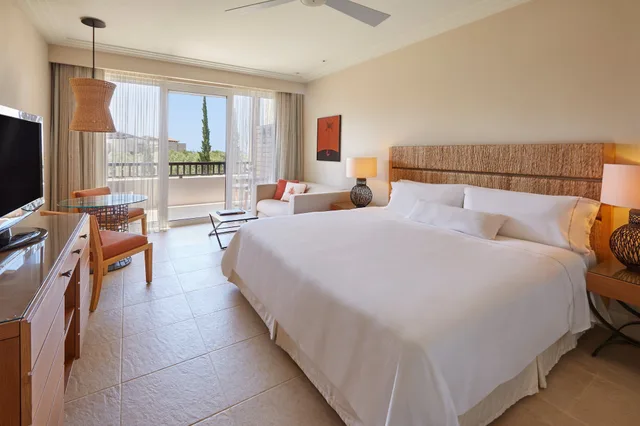 غرفة ديلوكس بسرير كينج بشرفة بإطلالة جزئية على البحر، The Westin Resort, Costa Navarino 1/8