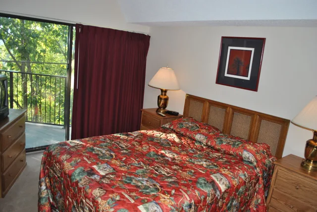 غرفة كلاسيكية بسريرين منفصلين وسرير كينج بغرفتي نوم مع أريكة، Laurel Point Resort 3/6