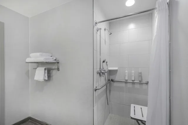 غرفة بسرير كينج لذوي الإعاقة، Hilton Garden Inn Raleigh Cary 6/7