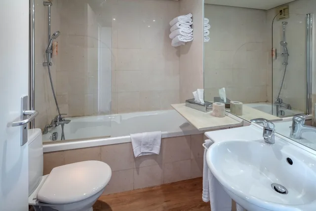 غرفة بسرير مزدوج بشرفة مع أريكة، Garrigae Manoir de Beauvoir 4/4