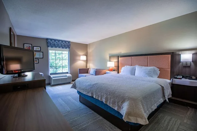 Study, King Bed, Sofa، Hampton Inn Hadley-Amherst Area 2/3