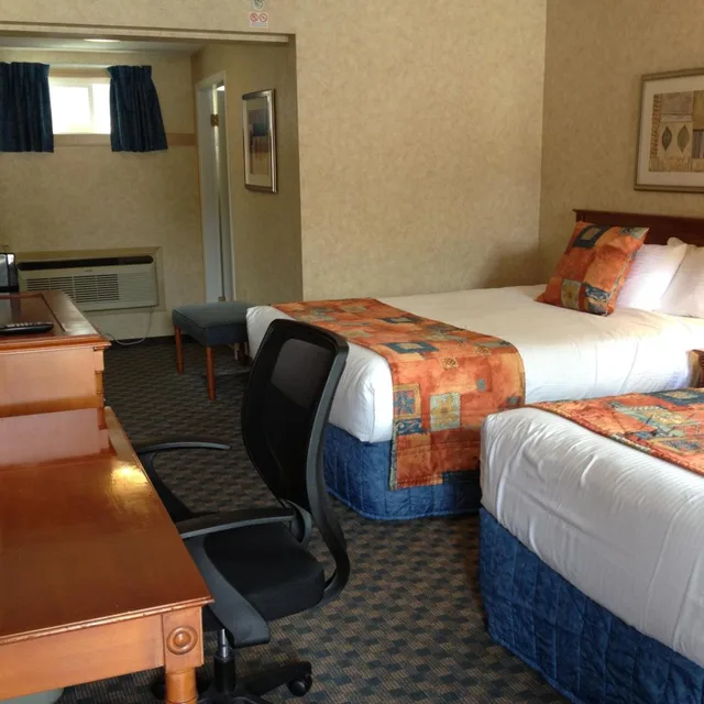 غرفة بسرير كينج وسريرين كوين، North Vancouver Hotel 7/7