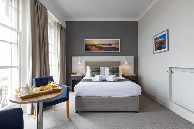 غرفة قياسية بسرير مزدوج بإطلالة على البحر، Burlington Hotel 1/4