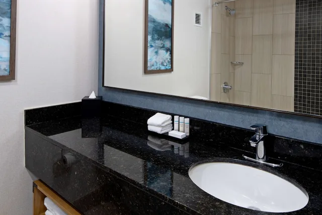 جناح بسرير كينج وسريرين مزدوجين بغرفتي نوم، Embassy Suites by Hilton Monterey Bay Seaside 3/3