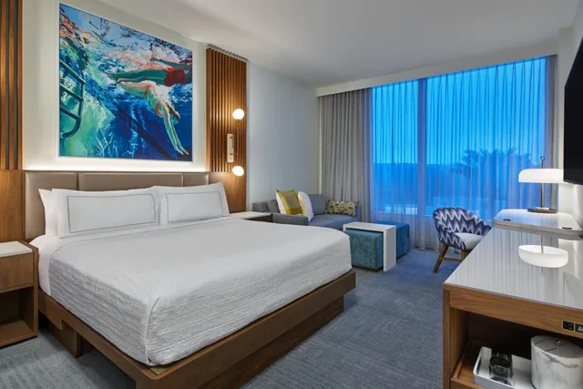 غرفة تقليدية بسرير كينج مع أريكة، Walt Disney World Swan Reserve 2/5