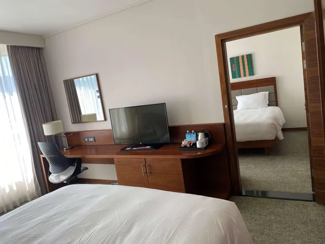 غرفة متصلة بسرير كينج وسريرين منفصلين، Hilton Garden Inn Mbabane Swaziland 2/10