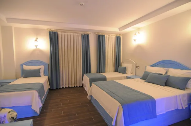 غرفة عائلية رباعية بسرير كوين وسريرين منفصلين بغرفة نوم واحدة، Cunda Rota Hotel 1/5