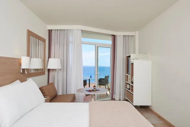 Connecting, Melia, Double Bed, Sea Front، Melia Calvia Beach 3/7