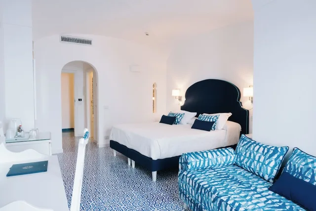 غرفة ديلوكس ثلاثية بسرير كينج وسرير فردي بإطلالة على البحر بغرفة نوم واحدة، Hotel Conca d'Oro 2/6