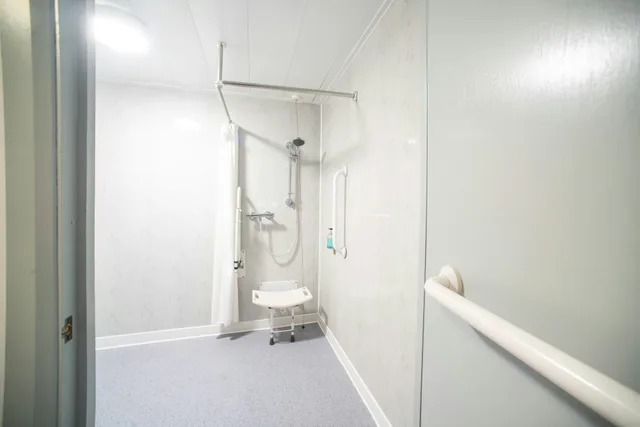 Room, Twin Beds, No Window, CiTi Hotel London Luton By Belvilla 2/2