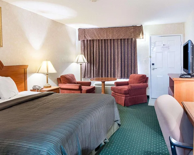 غرفة بسرير كينج للمدخنين، Quality Inn Petersburg Fort Lee Area 1/2