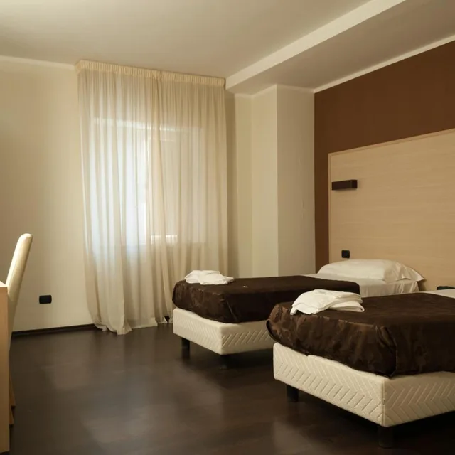 غرفة بسريرين منفصلين بحمام خاص، Hotel Sogni D Oro Airport Formerly Hotel Morgan 5/10