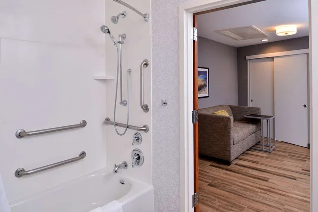 جناح بسريرين كوين بحوض استحمام لذوي الإعاقة، Hampton Inn & Suites Boise/Spectrum 2/2