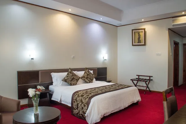 غرفة عائلية بسرير كوين وسريرين منفصلين، Lake View Resort Hotel 4/7