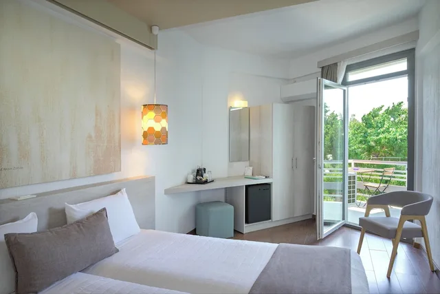 غرفة بسريرين منفصلين وسرير كوين بإطلالة على الحديقة، The Grove Seaside Hotel 4/9