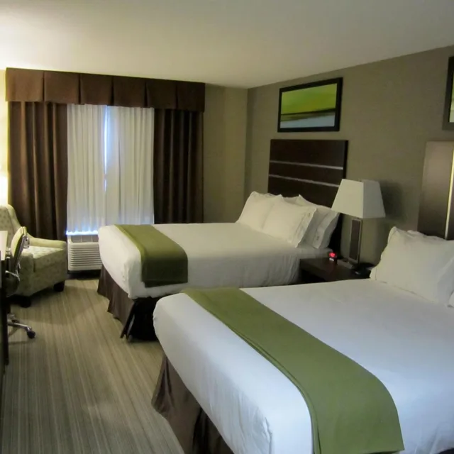 غرفة قياسية بسرير كينج وسريرين كوين، HOLIDAY INN EXPRESS GOLDEN KICKING HORSE 3/6