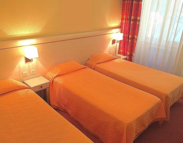 غرفة ثلاثية، Hotel Elysee 3/5