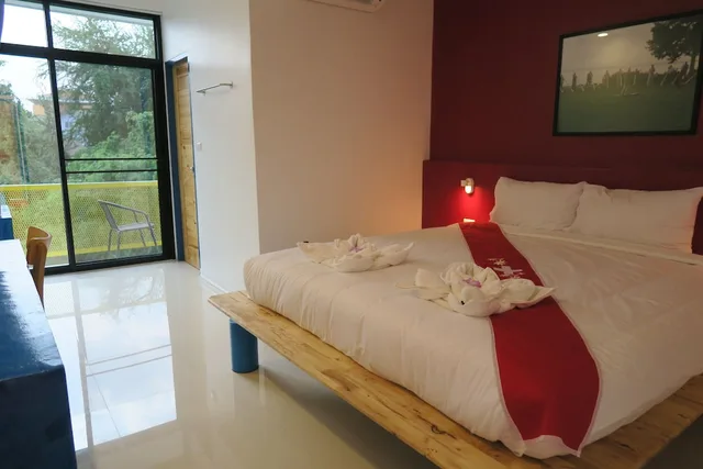غرفة بسرير كينج بشرفة، Montha Hotel 1/3