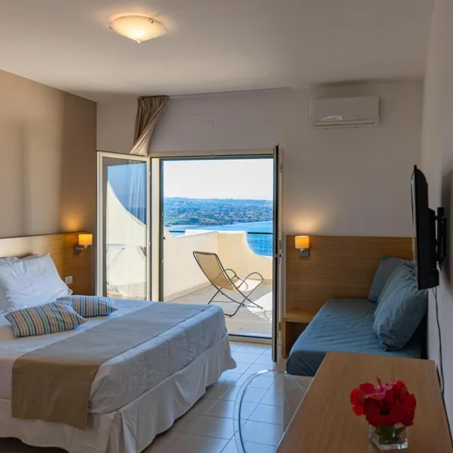 Quad Comfort Sea View، CDSHotels Terrasini 2/5