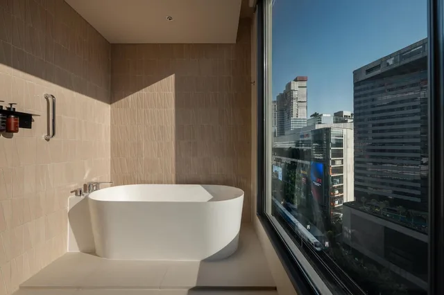 جناح جونيور ركني بسرير كينج، KROMO Bangkok, Curio Collection by Hilton 6/6