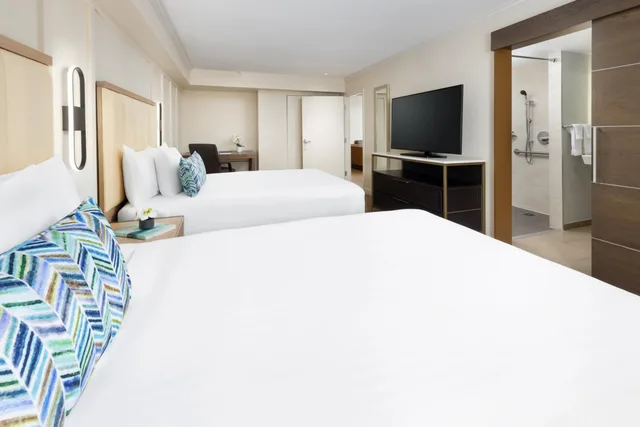 جناح بسرير كوين بغرفتي نوم، The Anza A Calabasas Hotel 1/3