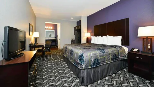 Room, King Bed, Kitchenette, Belmont Inn and Suites 1/8