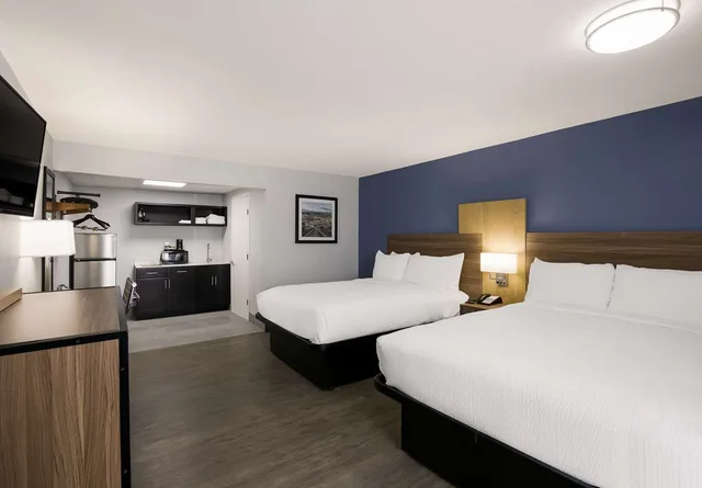 غرفة بسريرين كوين يُسمح فيها بالحيوانات الأليفة بمطبخ صغير، SureStay Plus by Best Western Pigeon Forge 2/6