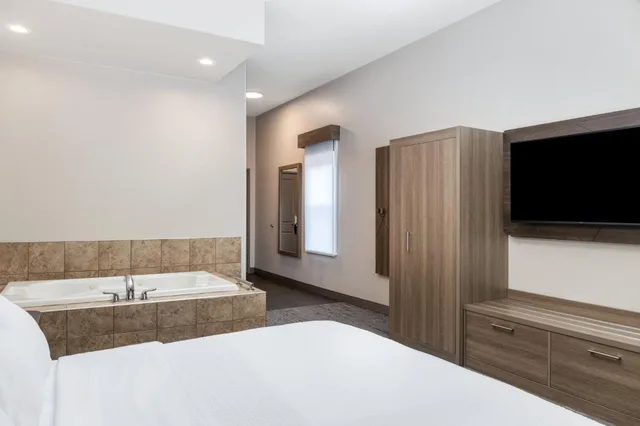 غرفة بسرير كينج بحوض جاكوزي، Holiday Inn Express Hotel And Suites Green Bay East 2/10