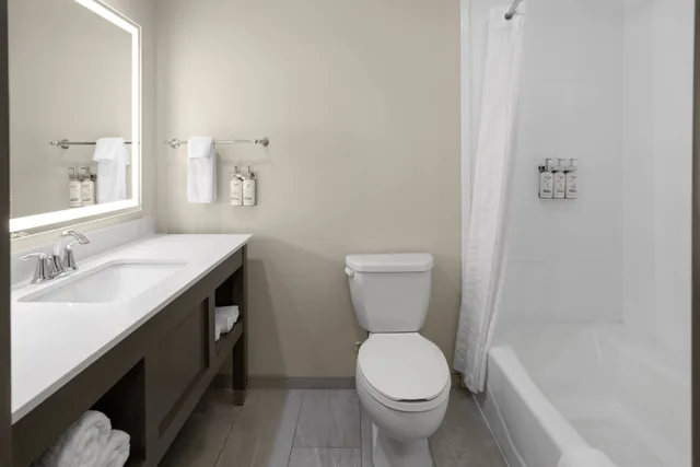 غرفة بسريرين كوين لذوي الإعاقة، Holiday Inn Midland 7/9