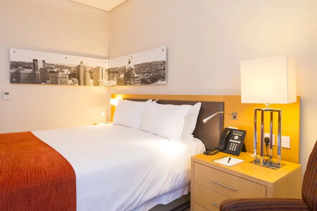 غرفة بسريرين منفصلين بإطلالة على المدينة، Protea Hotel by Marriott Gaborone Masa Square 5/8