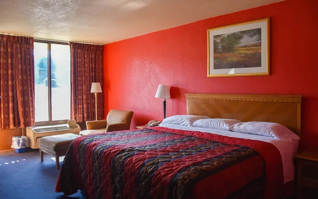 غرفة قياسية بسرير كينج، Homeplace Inn 2/4