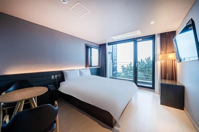 غرفة بسريرين منفصلين بشرفة، Suntree Hotel 2/2