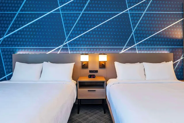 غرفة بسريرين كوين مع أريكة، Comfort Suites Kelowna, BC 2/4