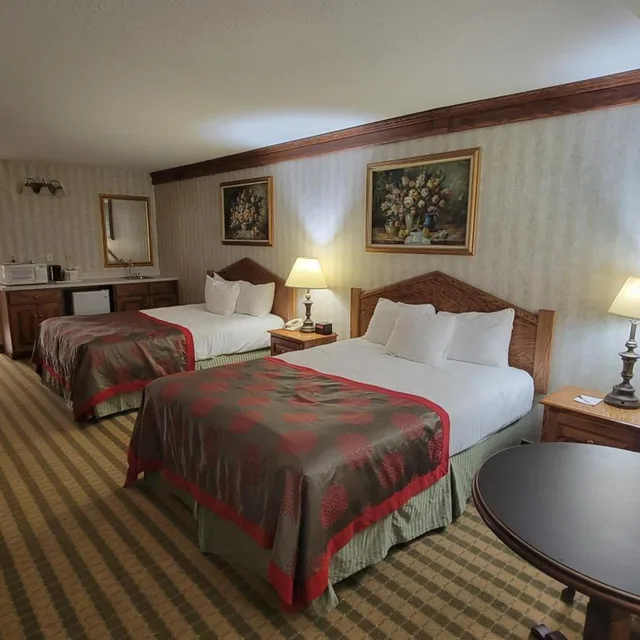 غرفة ديلوكس بسريرين كوين، Ramada by Wyndham Saginaw Hotel and Suites 4/8