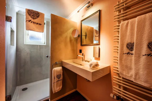 غرفة قياسية بسرير كوين، Home Hotel Arosa 5/5
