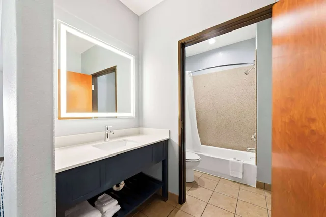 Suite, King Bed, Bathtub, Accessible, AmericInn by Wyndham New Braunfels 4/5