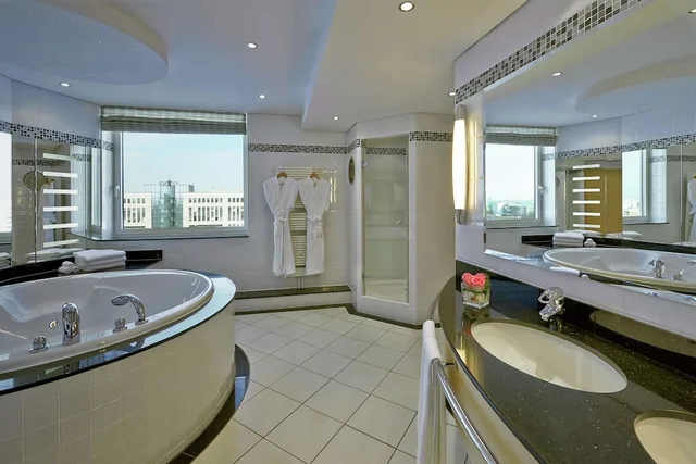 جناح رئاسي بسرير كينج، Hilton Duesseldorf 2/3