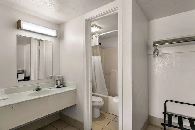 Room, 2 Queen Beds, Americas Best Value Inn Lincoln 5/6