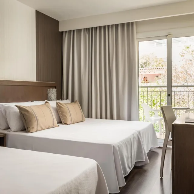 غرفة كلاسيكية رباعية، The Place Mariner - Adults Only 1/10