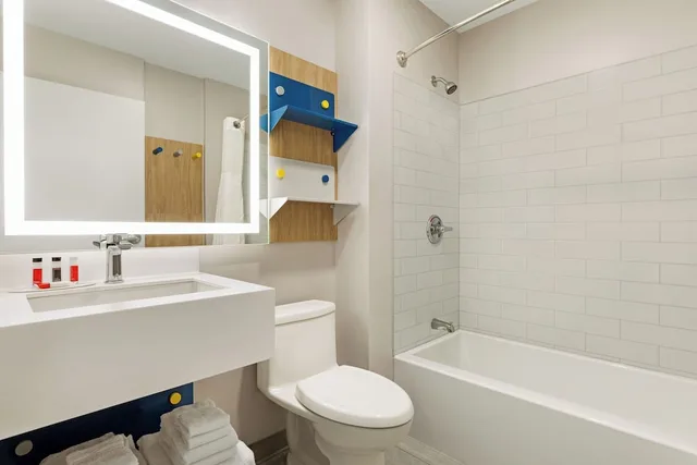 غرفة بسريرين كوين بحوض استحمام، Microtel by Wyndham Lachute 2/2