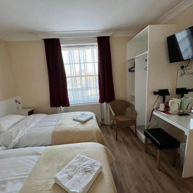 غرفة بسريرين منفصلين بحمام خاص، Melbourne House 3/10