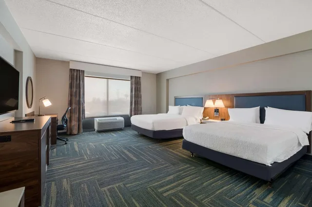 غرفة قياسية بسرير كوين لذوي الإعاقة، Hampton Inn Suites Plattsburgh 2/6