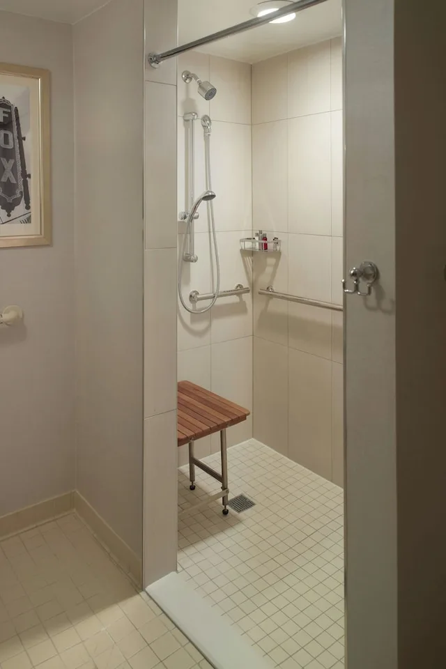 جناح بسرير كينج بغرفة نوم واحدة مع أريكة لذوي الإعاقة، Atlanta Marriott Suites Midtown 3/3