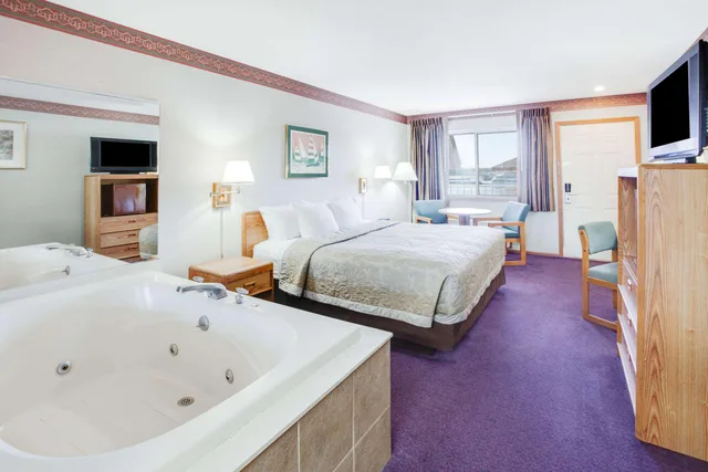 غرفة ديلوكس بسرير كينج بإطلالة على الفناء، Super 8 by Wyndham Mackinaw City/Beachfront Area 2/2
